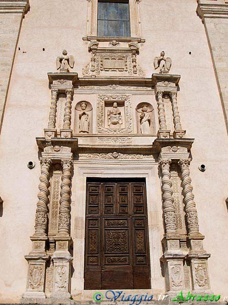 23-P5014092+.jpg - 23-P5014092+.jpg - Il portale centrale della chiesa di S. Nicola di Bari (XIV sec.).
